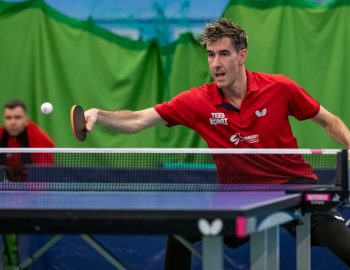 Enio Mendes plays a shot.